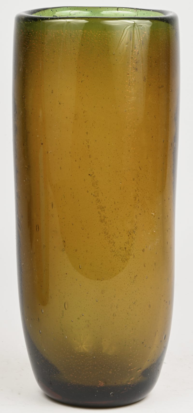 Een vaas van Murano glas groen en goud gekleurd.