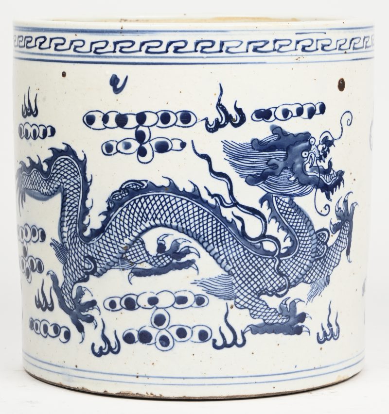 Een penseelkoker van blauw en wit Chinees porselein met een drakendecor.