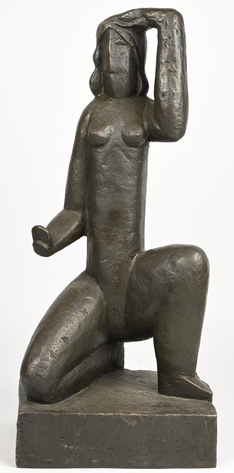 Een modern bronzen beeld van een hurkende vrouw. Naar Henri Laurens. Postume geut.