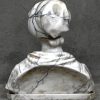 Een art nouveau buste van een jonge vrouw, van albast en marmer.