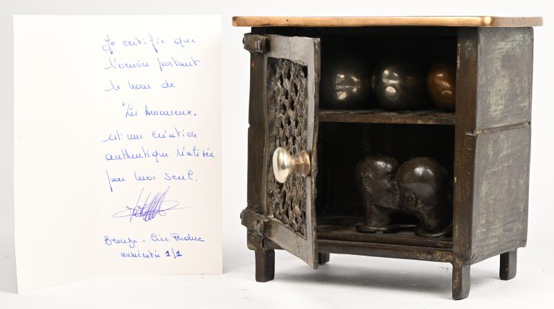 “Les Amoureux”. Bronzen compositie. In een bronzen kastje bevinden zich twee zoenende hoofden en vijf gepolijste metalen eieren. Achteraan gesigneerd en genummerd 1/1. Met certificaat van de kunstenaar vermeldend “Bronze - Cire Perdue numérotée 1/1”.
