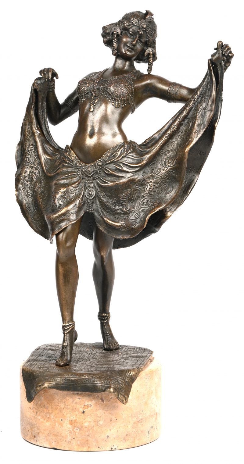 “Big Windy Day”. Een brons gesculpteerd beeldje van een harem danseres met openslaande rok. Naar Nam Greb - Franz Xavier Bergman.