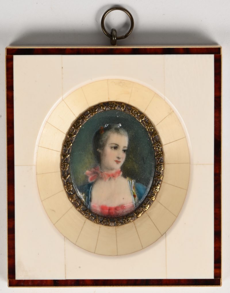 Een ovalen handgeschilderd miniatuur damesportret in rechthoekig benen lijstje.
