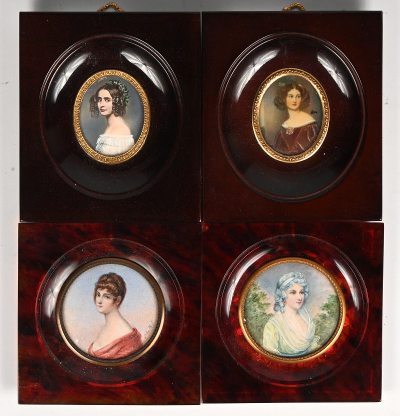 Een lot van 4 handbeschilderde damesminiatuurtjes in vierkante en rechthoekige kadertjes.