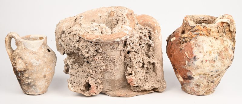 Een lot van 3 Italiaanse aardewerken zeebodemvondsten uit de baai van Napels, bestaande uit een bovenstuk van een amfoor en twee kruiken. Vermoedelijk Romeins of Etruskisch.