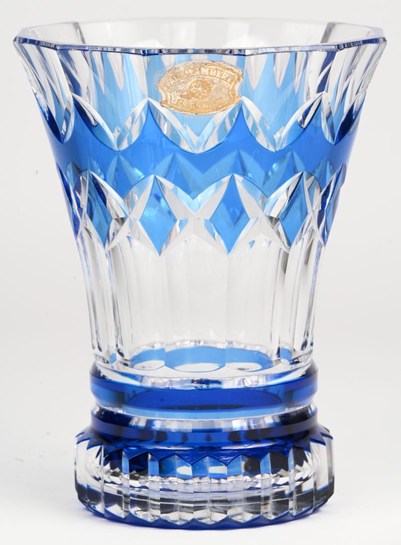 Een geslepen kristallen vaas met blauw in de massa. Gemerkt en gesigneerd.