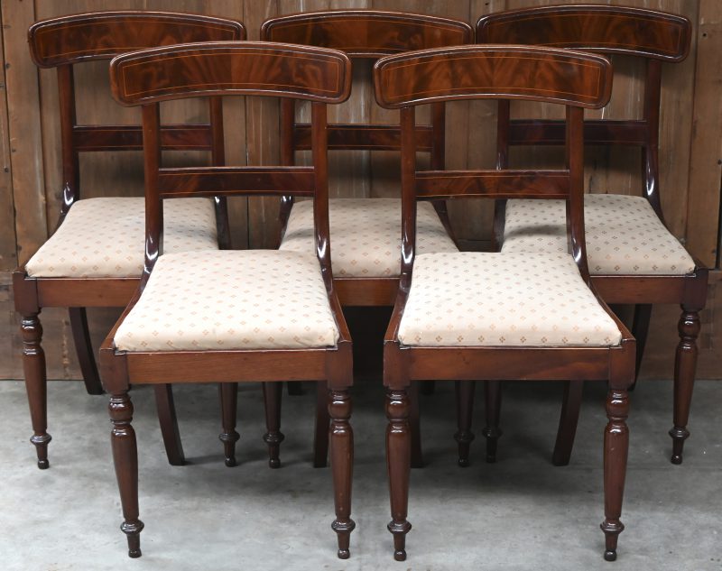 Een serie van vijf mahoniehouten stoelen in Victoriaanse stijl. Met losse, met stof beklede zitten en versierd met een licht houten biesje.