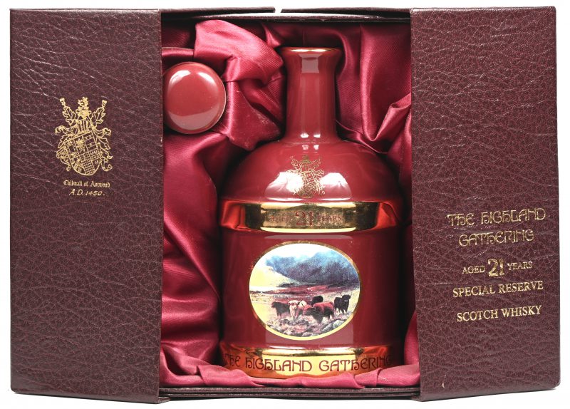 The Highland Gathering, aged 21 years, Special Reserve Scotch Whisky. In een Staffordshire porseleinen kruikje met etui.