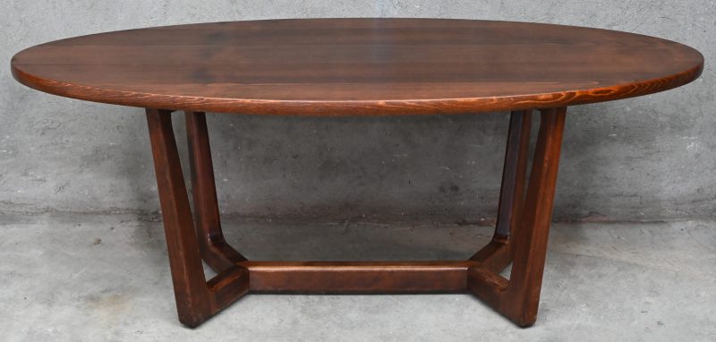 Een vintage houten Mid-Century design salontafel met ovalen blad. Ontwerp door Karel Vycital voor Drevotvar Jablonné.