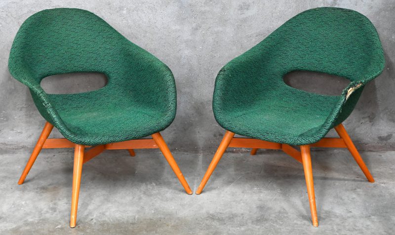 “Shell Chair”. Een set van 2 vintage Mid-Century design kuipstoelen uit fiberglass met gestoffeerde zitting en houten poten. Slijtage sporen aan de bekleding.