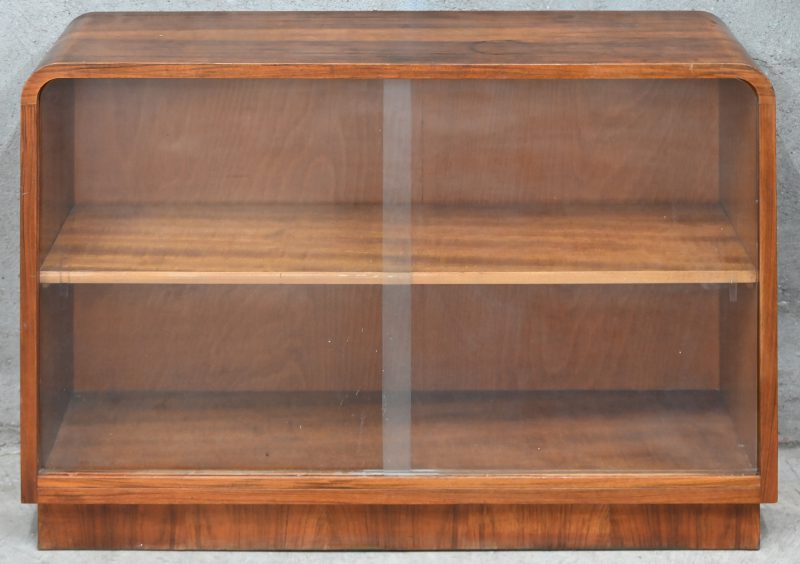 Een houten Art Deco sideboard vitrinekast, 2 verdiep met 2 glazen schuiframen.
