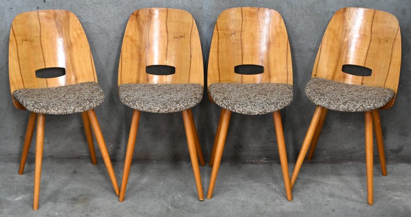 “Lollipop”. Een lot van 4 vintage Mid-Century design stoelen met plywood rug en gestoffeerde zitting. Model Lollipop, ontwerp door František Jirák voor TATRA.