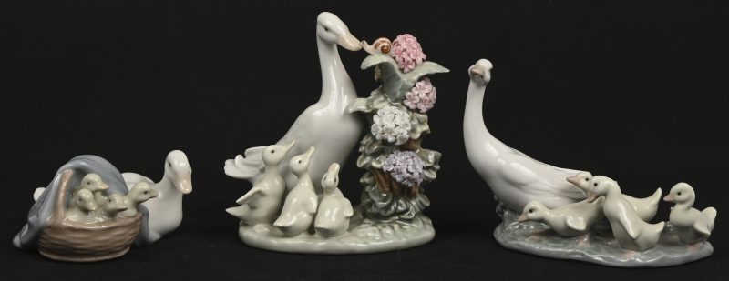 Een lot van 3 Lladro beeldjes van eenden, ‘How Do You Do’, modelnummer 1439, ‘Little Ducks After Mother’, modelnummer 1307 en ‘Ducklings’, modelnummer 04895 in originele verpakking.
