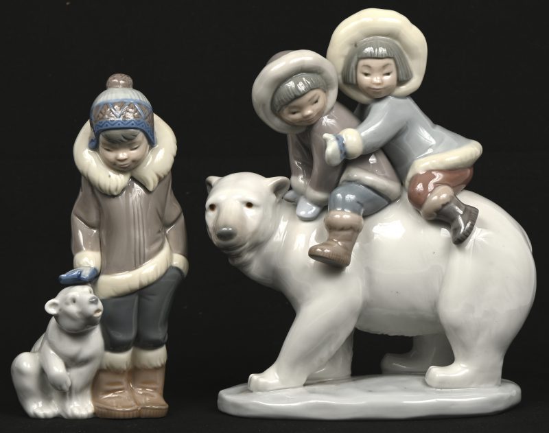 Een lot van 2 Lladro Eskimo beeldjes, ‘Eskimo Riders’, modelnummer 5353 en ‘Eskimo Boy With Pet’, modelnummer 5238, beide zonder verpakking.