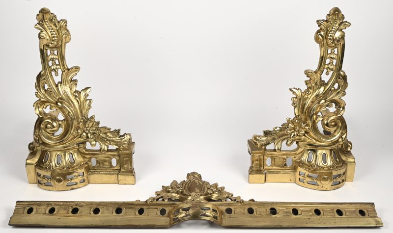 Een set verguld bronzen chenets in Lodewijk XVI stijl.
