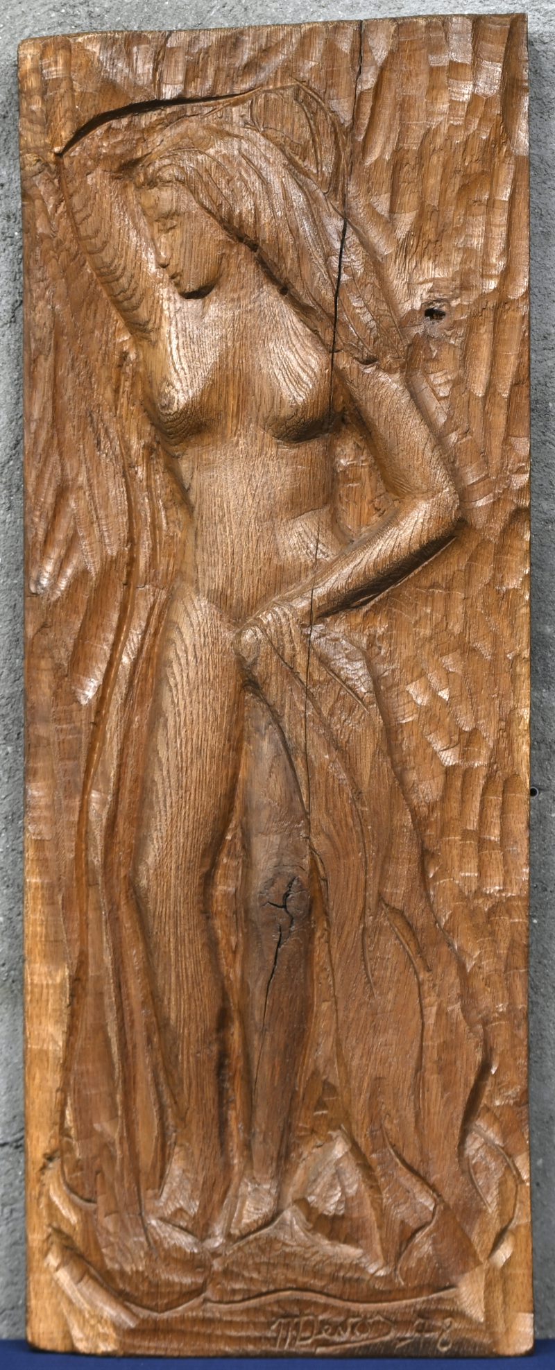 “Vrouwelijk Naakt”. Een massief houten gesculpteerd beeld, onderaan gesigneerd en gedateerd ‘78.
