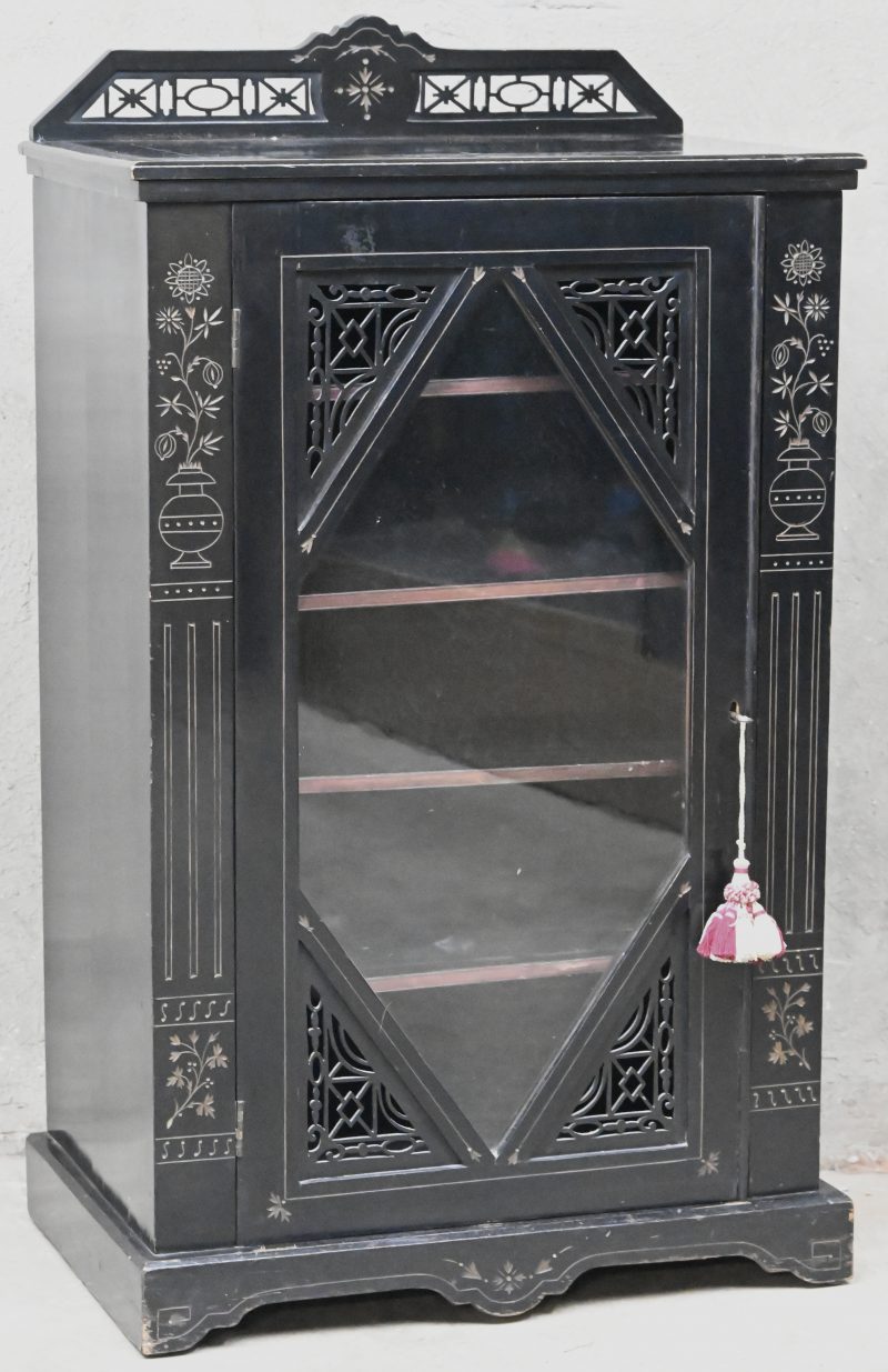 Een Engels houten vitrinekast met Chinees geïnspireerd decor. Sporen van ouderdomsslijtage
