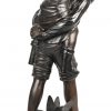 ‘Broer en zus’, een bronzen beeld op marmeren sokkel van een jongen die zijn zusje draagt, naar Moreau.