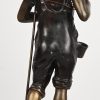 ‘Het jonge vissertje’, een bronzen beeld op marmeren sokkel, draagt handtekening.