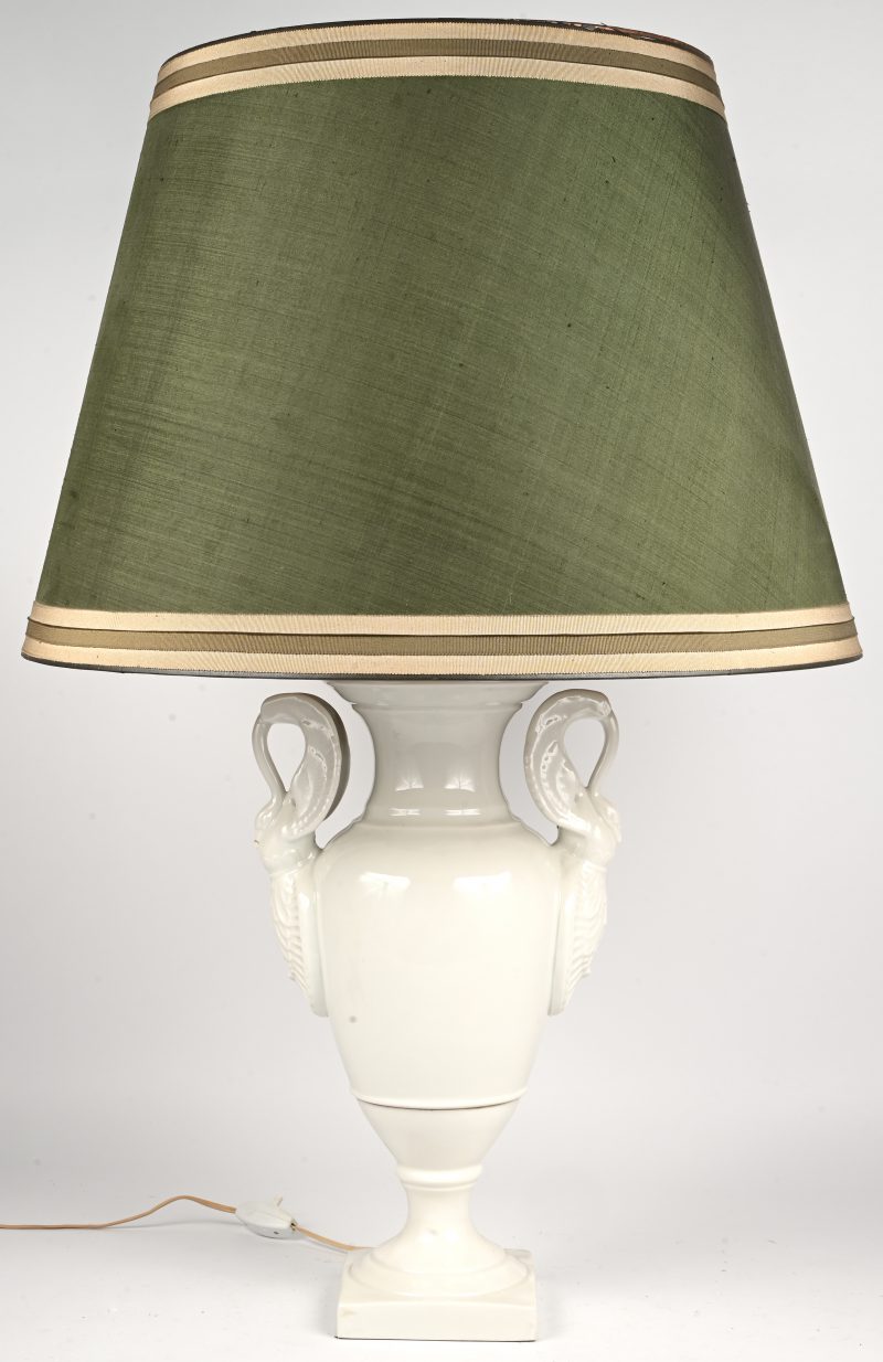 Een wit porseleinen lamp met zwanenhandgreep. 78cm met kap.