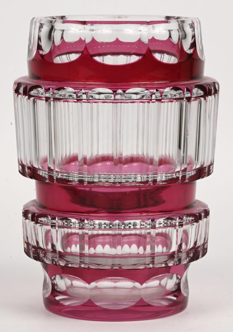 Een geslepen kristallen Val Saint Lambert vaas met rood in de massa. Kleine schilferschade aan zijde.