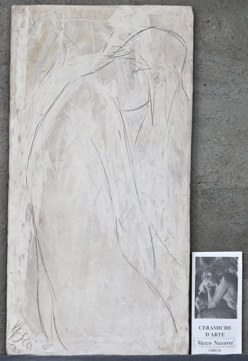 “Panello Ceramica”. Een keramisch tablet met gesculpteerd figuur. Gesigneerd.