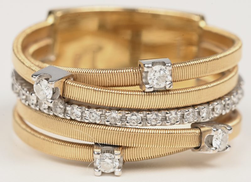 Een 18 kt wit en geelgouden ring bezet met briljanten met een gezamenlijk gewicht van +- 0,30 ct.