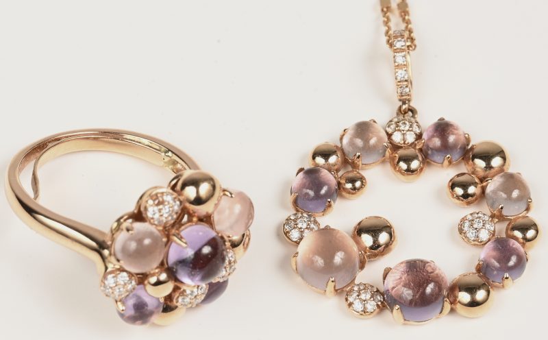 Een 18 kt roze gouden ketting met hanger en met bijpassende ring bezet met briljanten met een gezamenlijk gewicht van +- 0,50 ct. en amethist en maansteen.