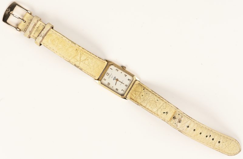 Een 18 kt geelgouden horloge met gedragen geel lederen polsband.