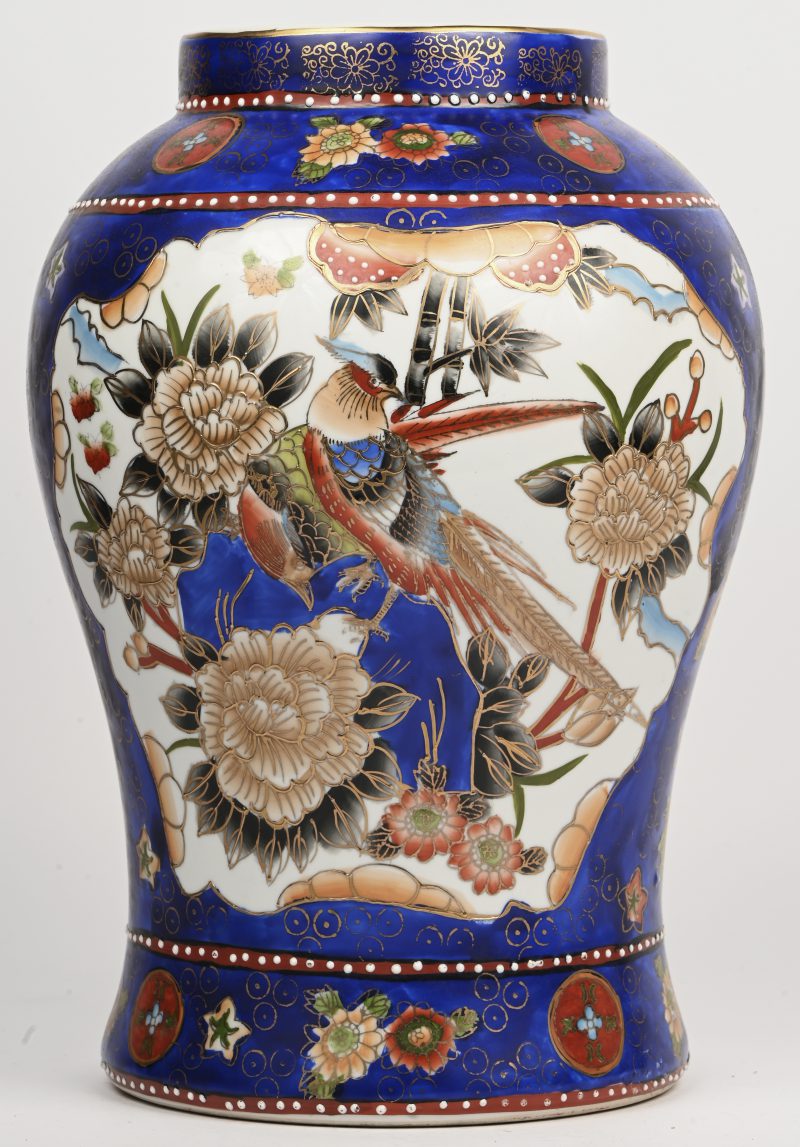 Een meerkleurig Chinees porseleinen vaas met floraal decor. Onderaan gemerkt.