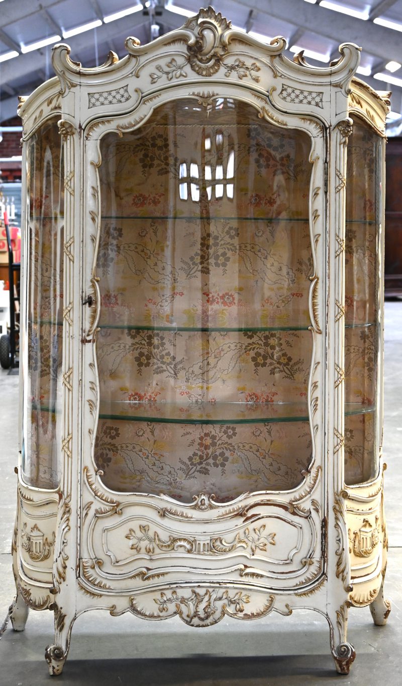 Een polychrome vitrinekast in Rococo stijl met gebombeerd geslepen glas.