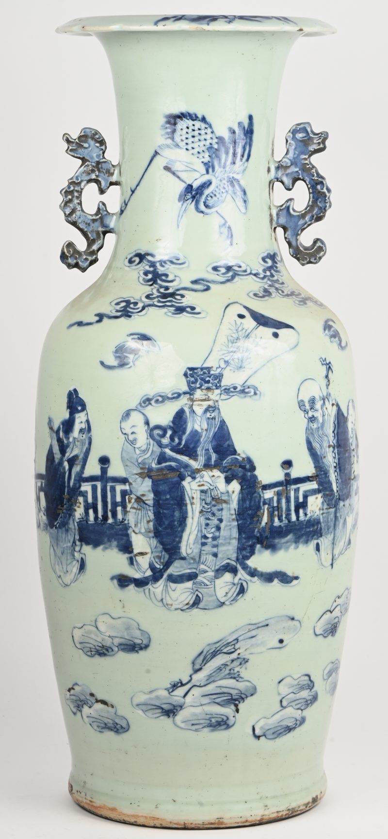 Een grote Chinese blauw-witte vaas met 5 figuren in het decor en zeepaardjes als oren.