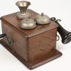 Een antieke wandtelefoon, Bell Telephone, Anvers, Belgique in hout, bakeliet en metaal. Ca 1900.