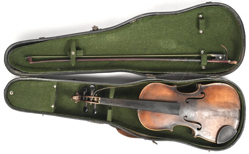 Een viool met koffer ter restauratie, binnenin draagt deze een etiket waarop vermeld Antonio Stradivarius.