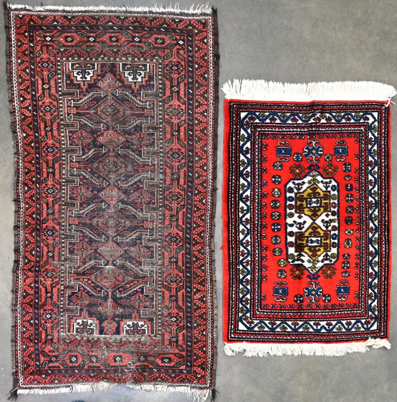 Een lot van 2 Perzisch handgeknoopte tapijten.