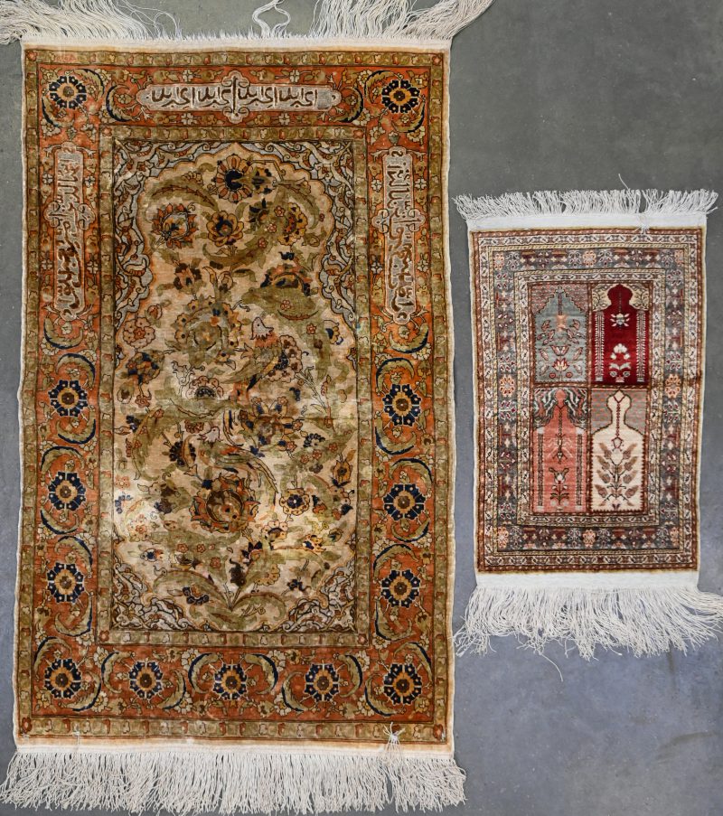 Een lot van 2 zijde Perzisch handgeknoopte tapijten.