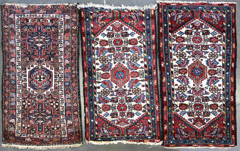 Een lot van 3 Perzisch handgeknoopt tapijtjes.
