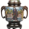 Een polychroom Chinese cloisonné wierrookbrander met personages in het decor, olifanten handvatten en foo dog op het deksel. Eind 19e eeuws.