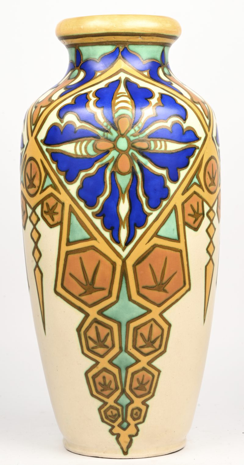 Een meerkleurige interbellum aardewerken vaas. Onderaan gemerkt.