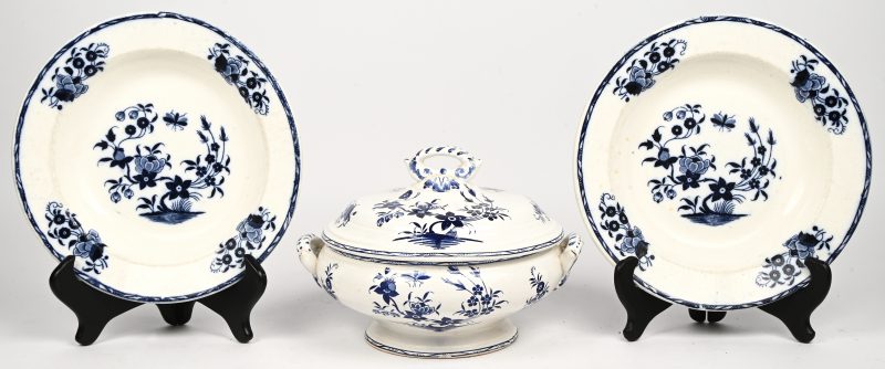 Een lot blauw-wit porselein bestaande uit 2 borden gemerkt Mouzin Lecat & Cie - Nimy en terrine gemerkt Boch Frères Keramis 1855.