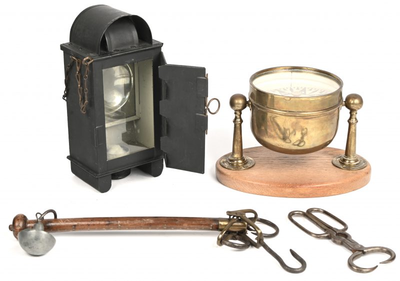 Een lot van 4 vintage werktuigen, bestaande uit een scheepskompas, een lantaarn in zwart metalen omkasting, een houten handweegschaal en een grijptang.
