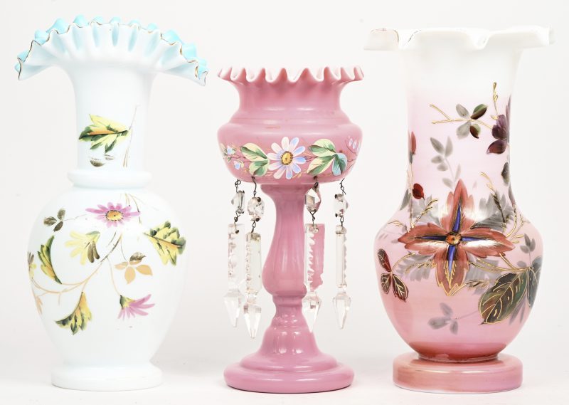Een lot van 3 opaline vazen, handbeschilderd met floraal tafereel, waarvan 1 Victoriaans rooskleurig met kristallen hangers versierd.