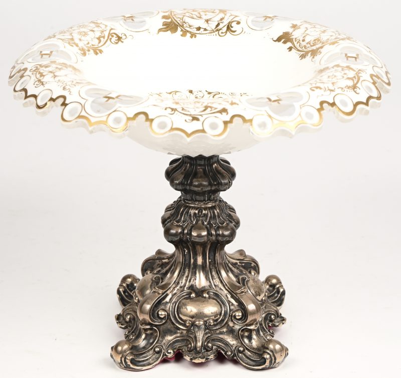 Een geslepen en gesneden witglas met vergulde randen en decor. Op gedreven zilveren voet, gemerkt 815‰. Vermoedelijk Boheems, midden 19e eeuws.