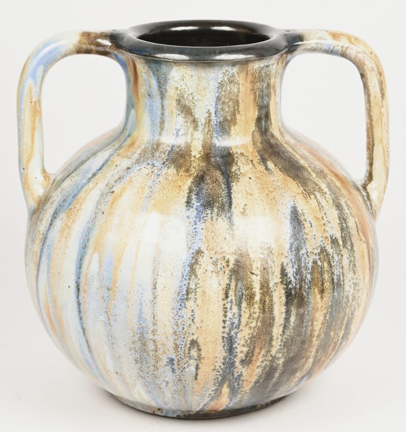 Een meerkleurige vaas uit geglazuurd grès flammé steengoed.