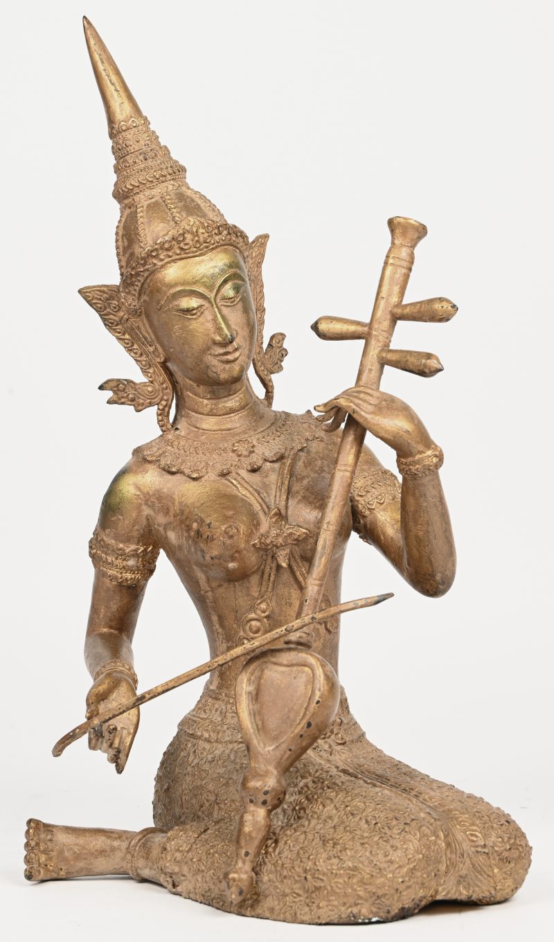 Een verguld bronzen beeld van een Thaise muzikante met snaarinstrument.