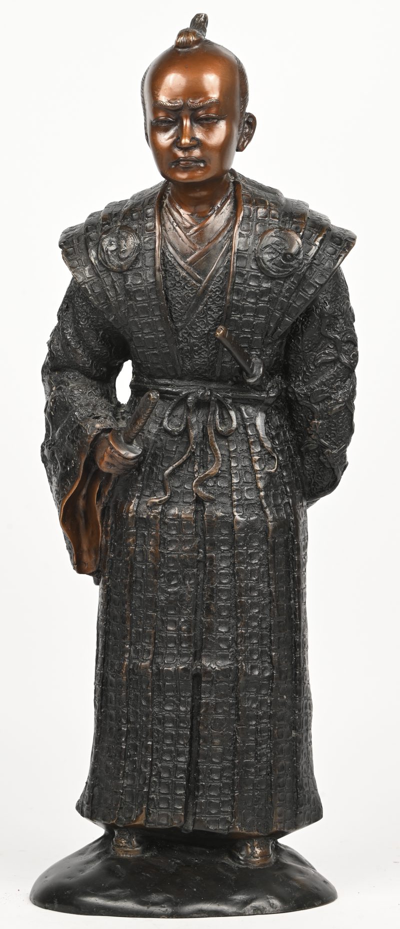 Een bronzen beeld van een samurai krijger.