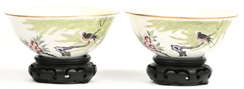 Een set van 2 handbeschilderde Chinese bowls, beide op houten sokkeltje.