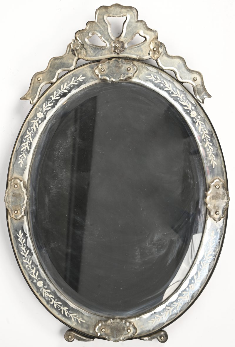 Een 19e eeuwse ovale geslepen Venetiaanse spiegel.