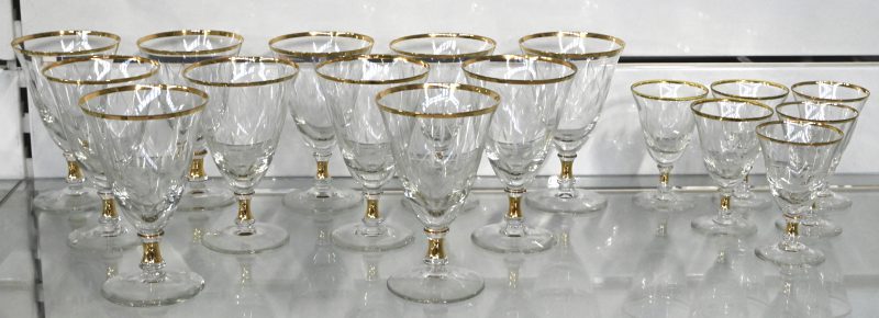 Een lot van 17 geslepen glazen uit de jaren 50 met gouden randje, 11 grote en 6 kleine.