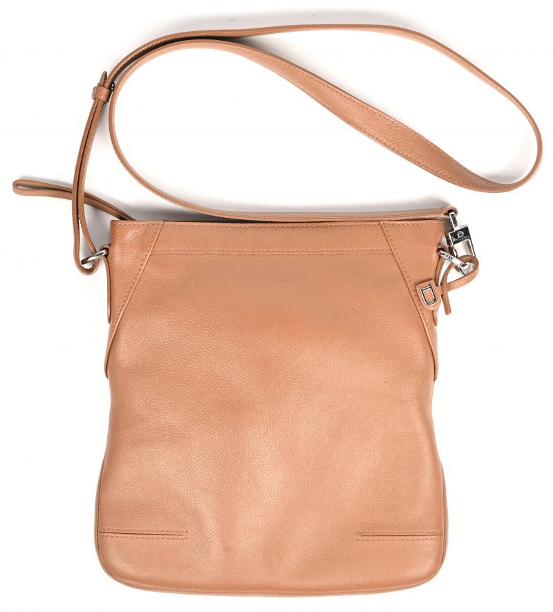 Een Cognackleurige handtas. Model “Lundi”. Gemerkt. Deze tas kan cross-body gedragen worden.